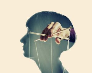 کنترل‌گری چیست؟ نشانه‌های شخصیت کنترل‌گر در رابطه + تست کنترل‌گری در رابطه