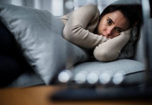 افسردگی در زنان | مهم‌ترین علائم و راهکارهای درمانی آن